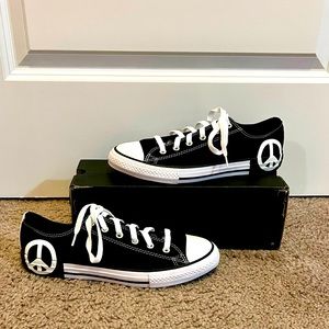 NWT Chuck Taylor All Star Low “Seek Peace” Grade School 6